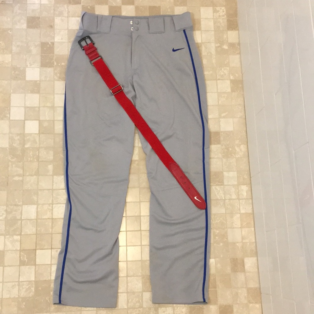 Nike men’s baseball pants and belt. Size Large.